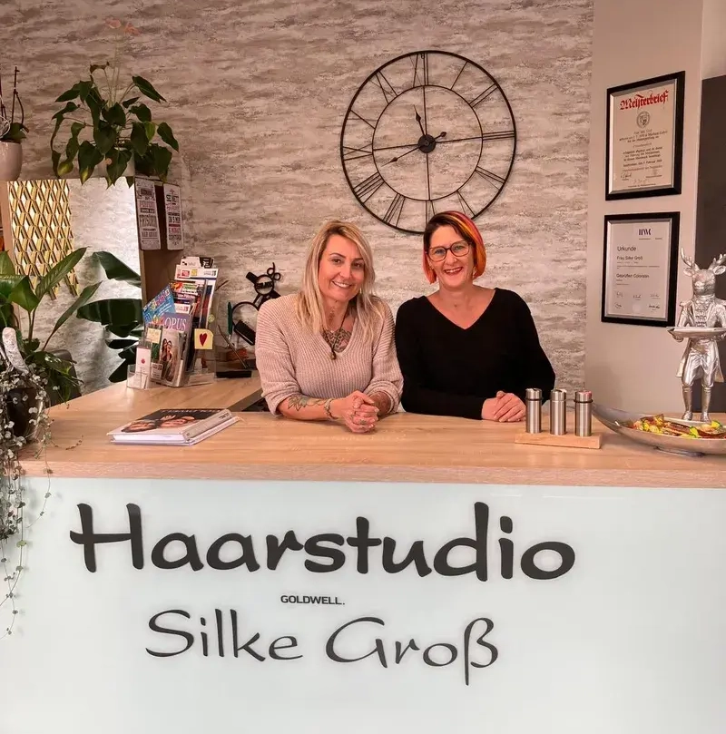 Silke Groß mit Mitarbeiterin an der Empfangstheke